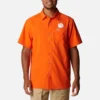Cămașă pentru bărbați Collegiate PFG Slack Tide™ Camp – Clemson Cămașă pentru bărbați Collegiate PFG Slack Tide™ Camp – Clemson